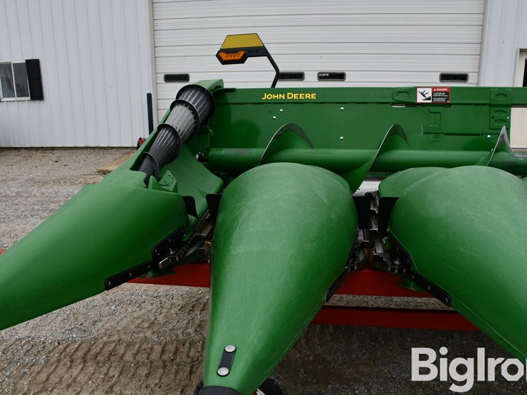 2024-john-deere-c8r-image-12