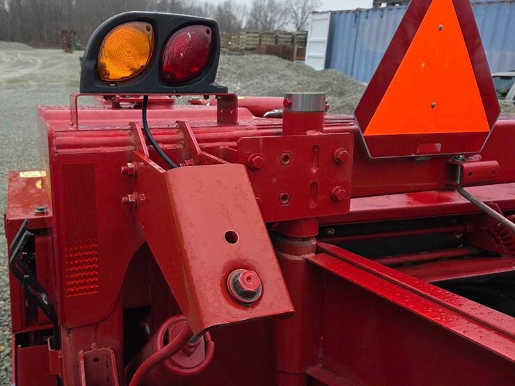 2020-new-holland-210-image-50