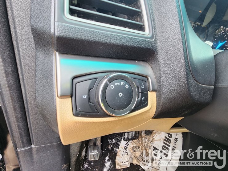 2016-ford-explorer-image-25