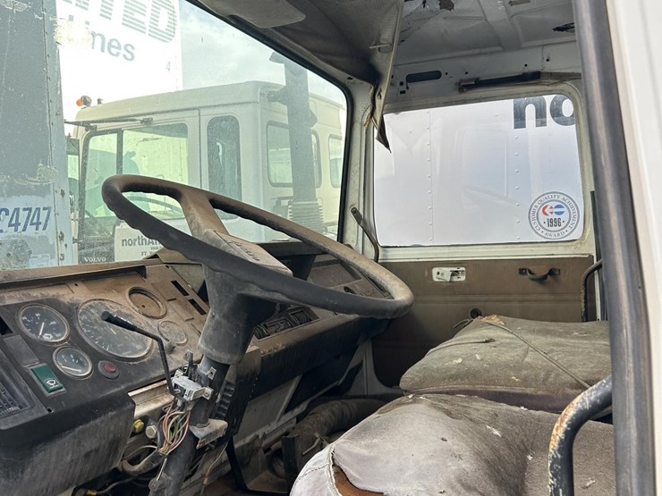 2015-volvo-f6-image-26