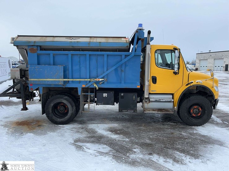 2011-freightliner-m2-106-image-8