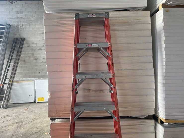 #2777-•-titan-8'-fiberglass-ladder-image-5