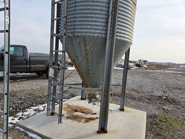 4-ton-chore-time-feed-bin-image-10