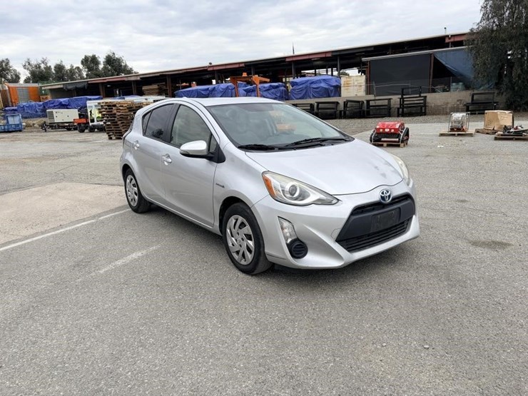 2015-toyota-prius-c-sedan-image-2