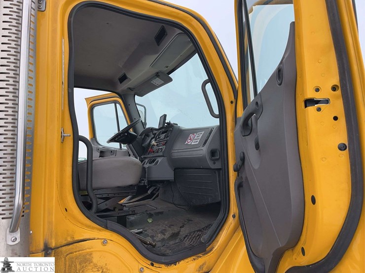 2011-freightliner-m2-106-image-22