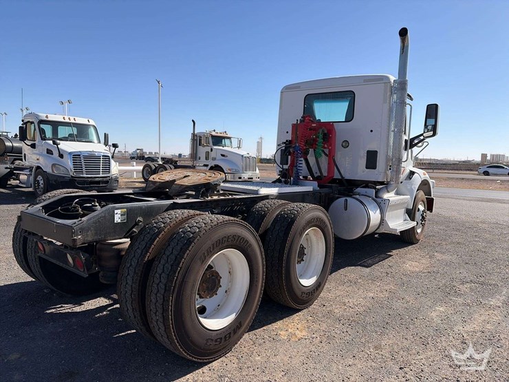 2015-peterbilt-567-image-4