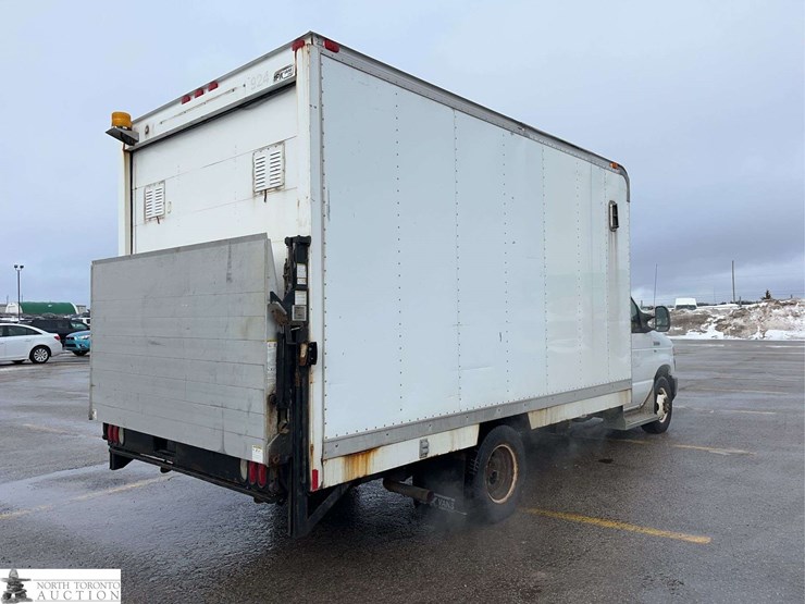 2013-ford-e350-image-3