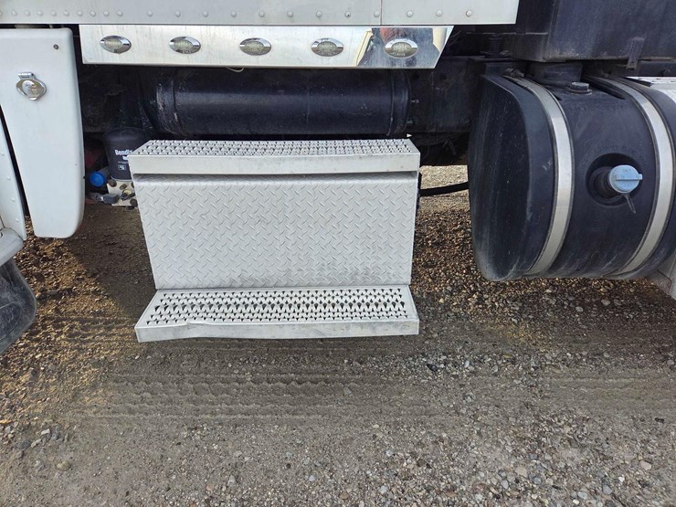 2013-peterbilt-388-image-49