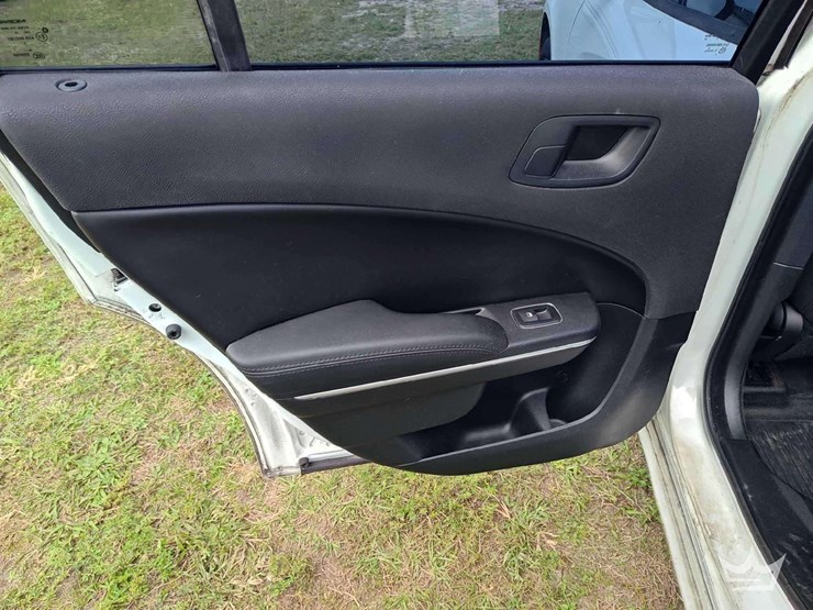 2017-dodge-charger-sedan-image-10