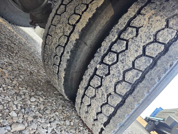 2013-peterbilt-388-image-38