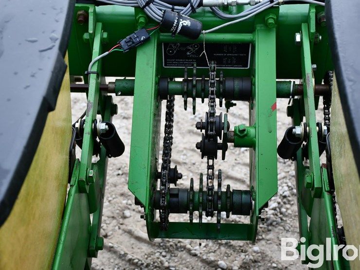 john-deere-6r30-planter-image-18