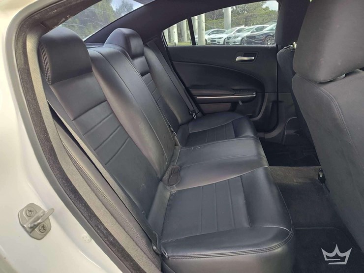 2015-dodge-charger-sedan-image-15