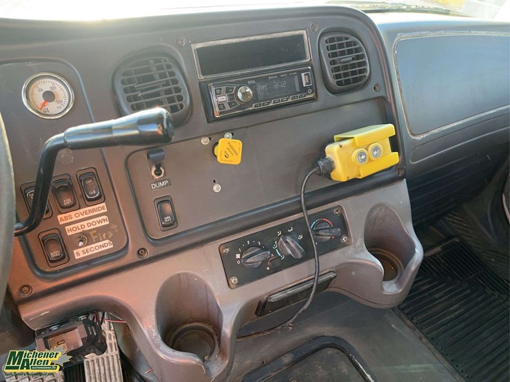 2005-freightliner-m2-106-image-19