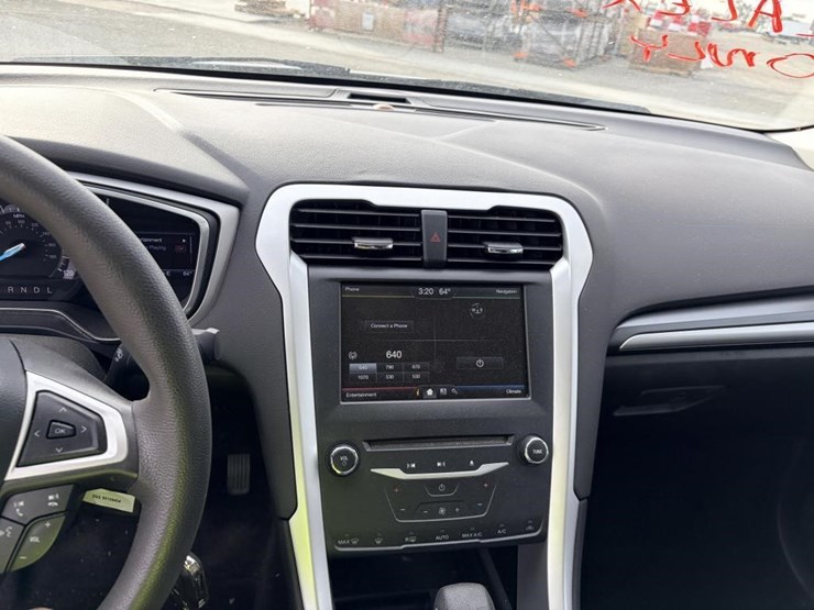 2015-ford-fusion-sedan-image-13