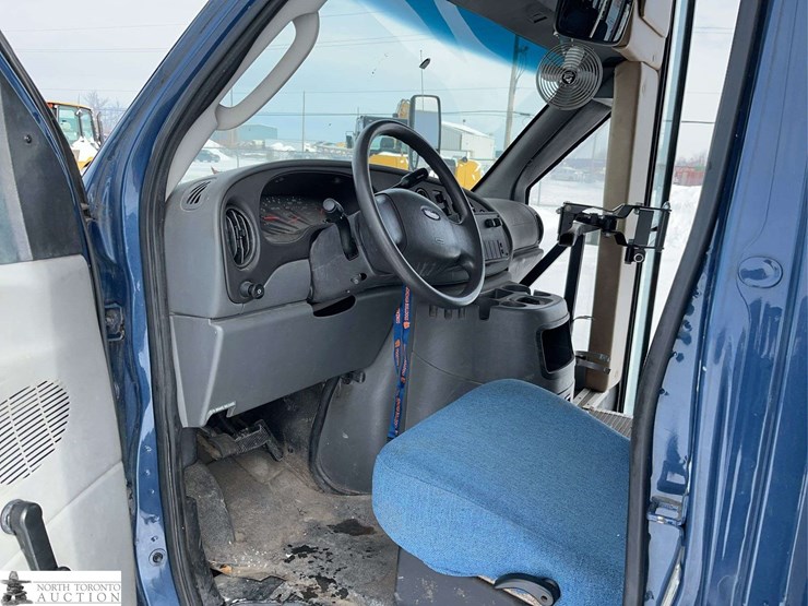 2005-ford-e-series-s/a-24-passenger-bus-image-26
