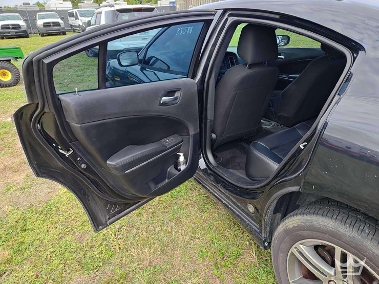 2015-dodge-charger-sedan-image-11