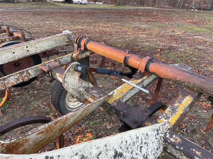 11-shank-pull-type-chisel-plow-image-3