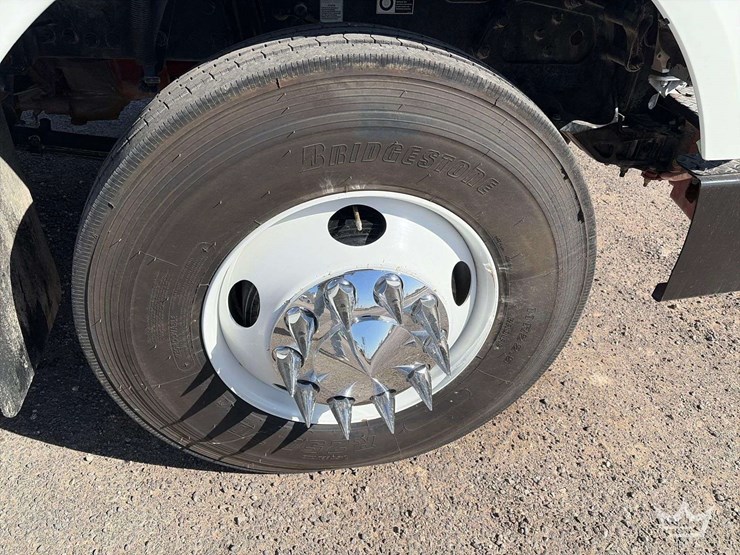 2013-peterbilt-567-image-25