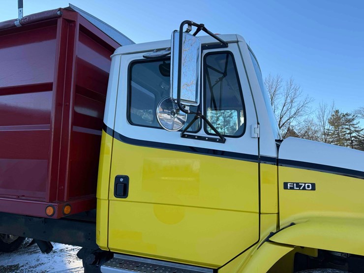 1984-freightliner-fl70-image-18
