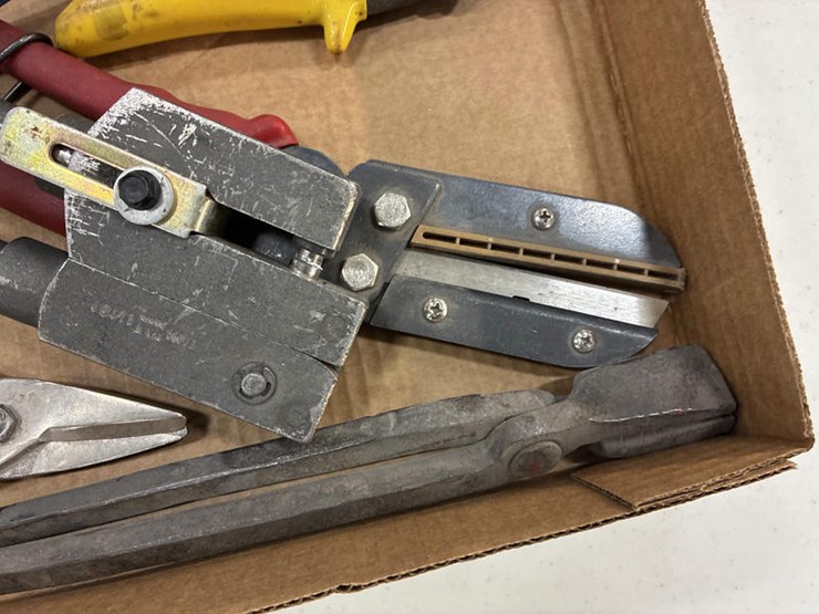 #115328-•-box-of-cutters-image-5