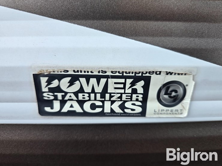 2018-forest-river-wildwood-28rlss-travel-trailer-image-18