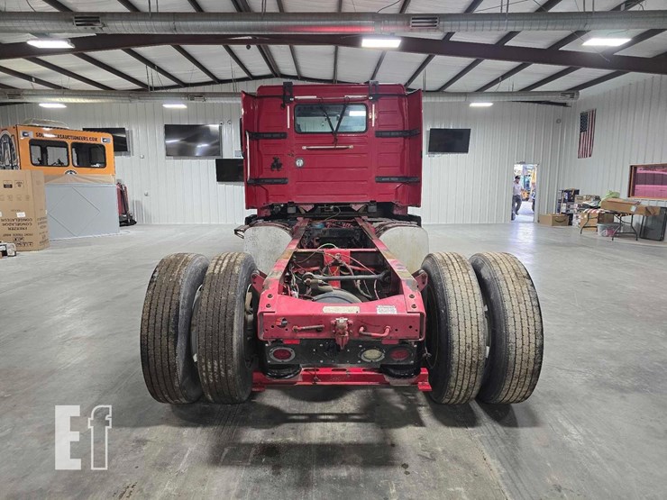 2017-volvo-vnl42300-image-8