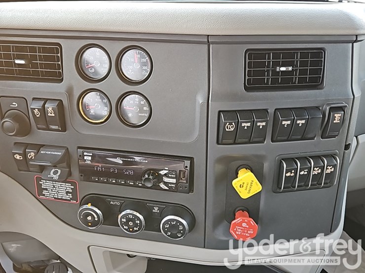 2020-peterbilt-567-image-34