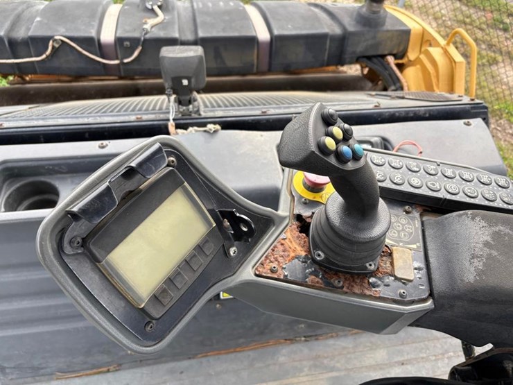 2016-caterpillar-cb64b-image-27