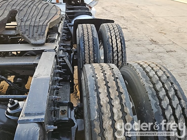 2020-peterbilt-567-image-22