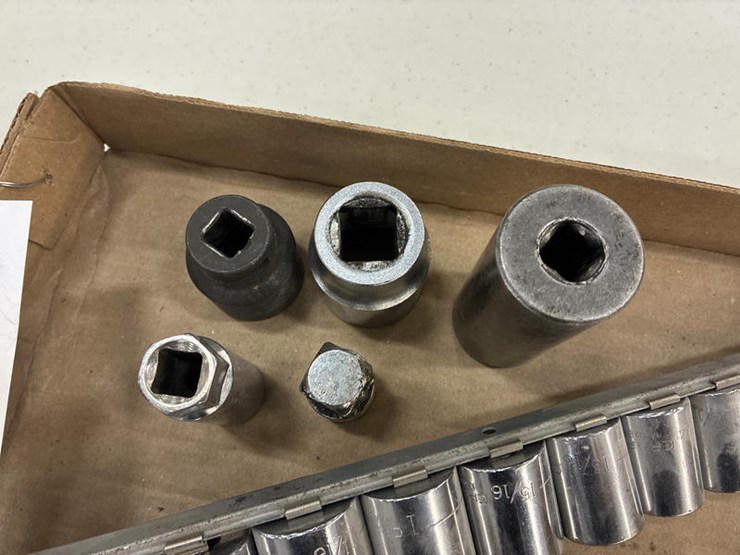 #115302-•-box-of-misc-craftsman-sockets-image-7