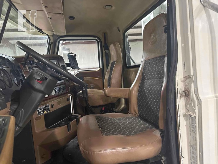 2012-mack-granite-gu813-image-9