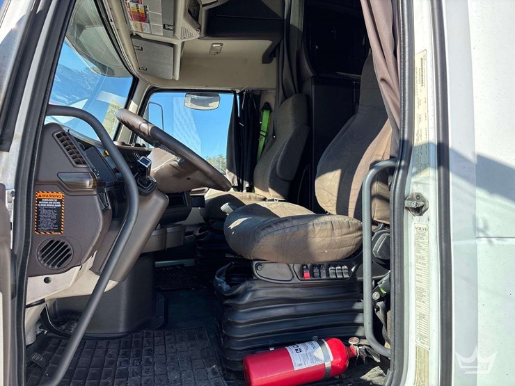 2016-volvo-vnl-t/a-sleeper-cab-truck-tractor-image-20