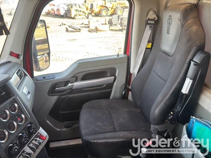 2021-kenworth-t880-image-30