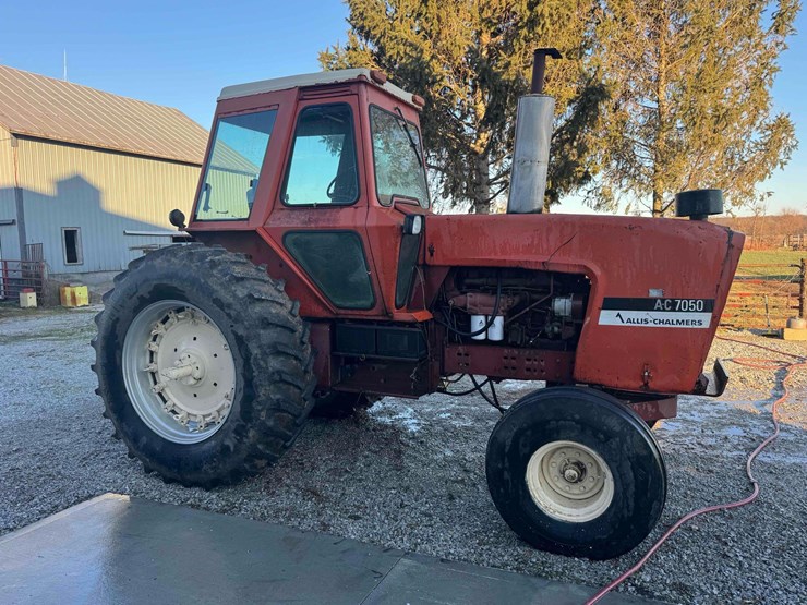 1973-allis-chalmers-7050-tractor-image-2