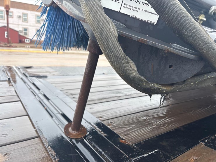 2011-bobcat-broom-image-6