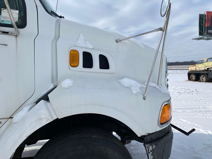 2005-sterling-at-9000-semi-tractor-image-9