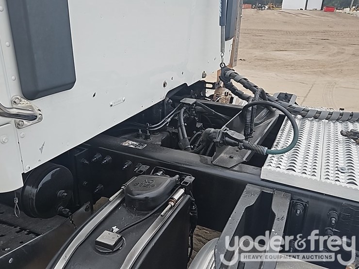 2020-peterbilt-567-image-14