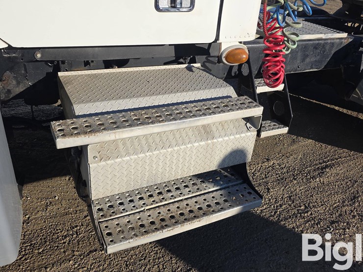 2009-freightliner-columbia-120-image-11