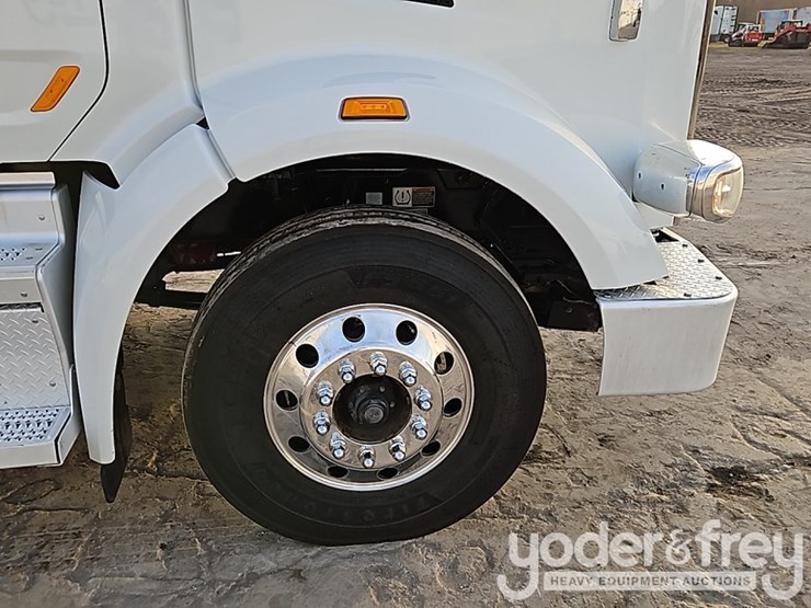 2020-peterbilt-567-image-10