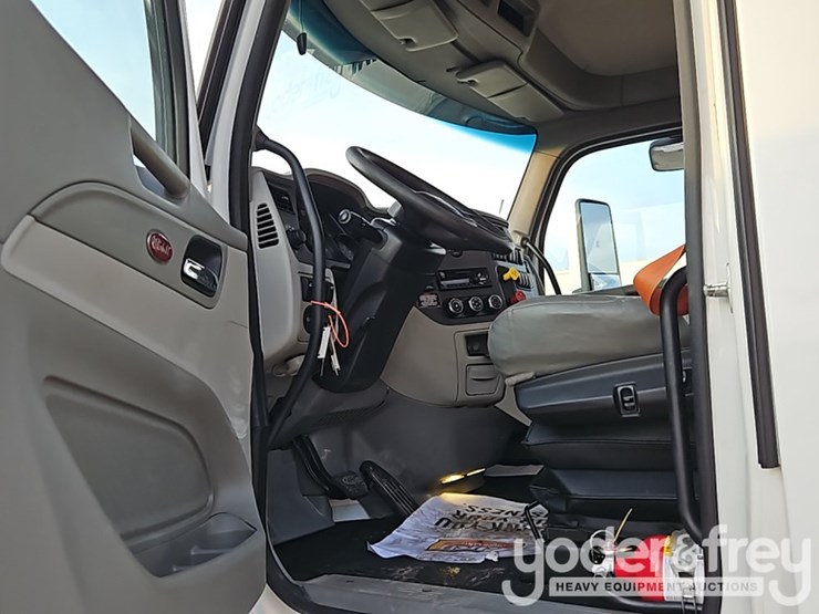 2020-peterbilt-567-image-30