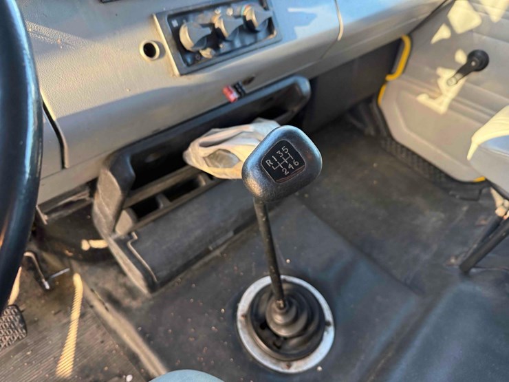 1984-freightliner-fl70-image-46