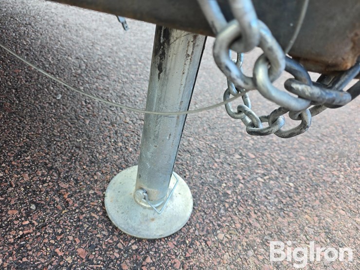 2018-forest-river-wildwood-28rlss-travel-trailer-image-12