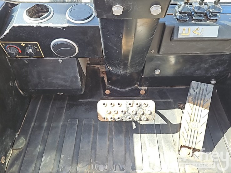 2017-jcb-926-image-22