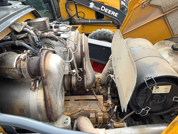 2022-john-deere-310-image-21