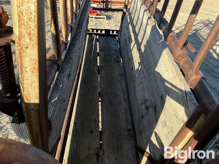 portable-squeeze-chute-image-12