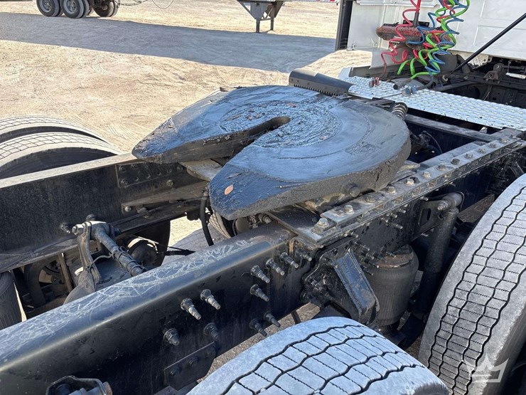 2016-volvo-vnl-t/a-sleeper-cab-truck-tractor-image-12