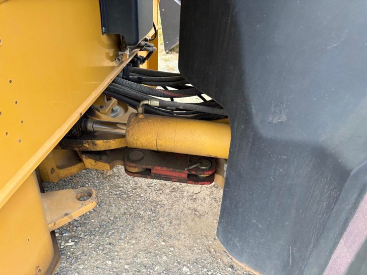 2016-caterpillar-cb64b-image-15