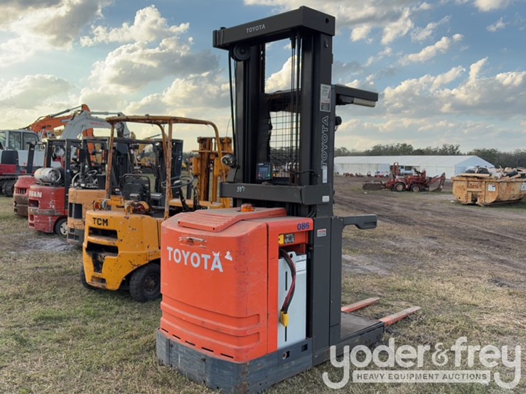 2017-toyota-6bpu15-image-5