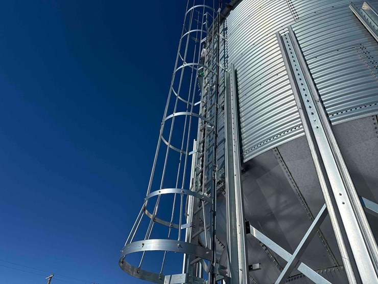 2023-sukup-v-bottom-hopper-image-11