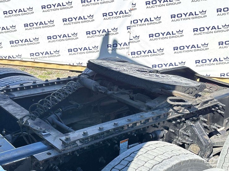 2016-volvo-vnl-t/a-sleeper-cab-truck-tractor-image-11